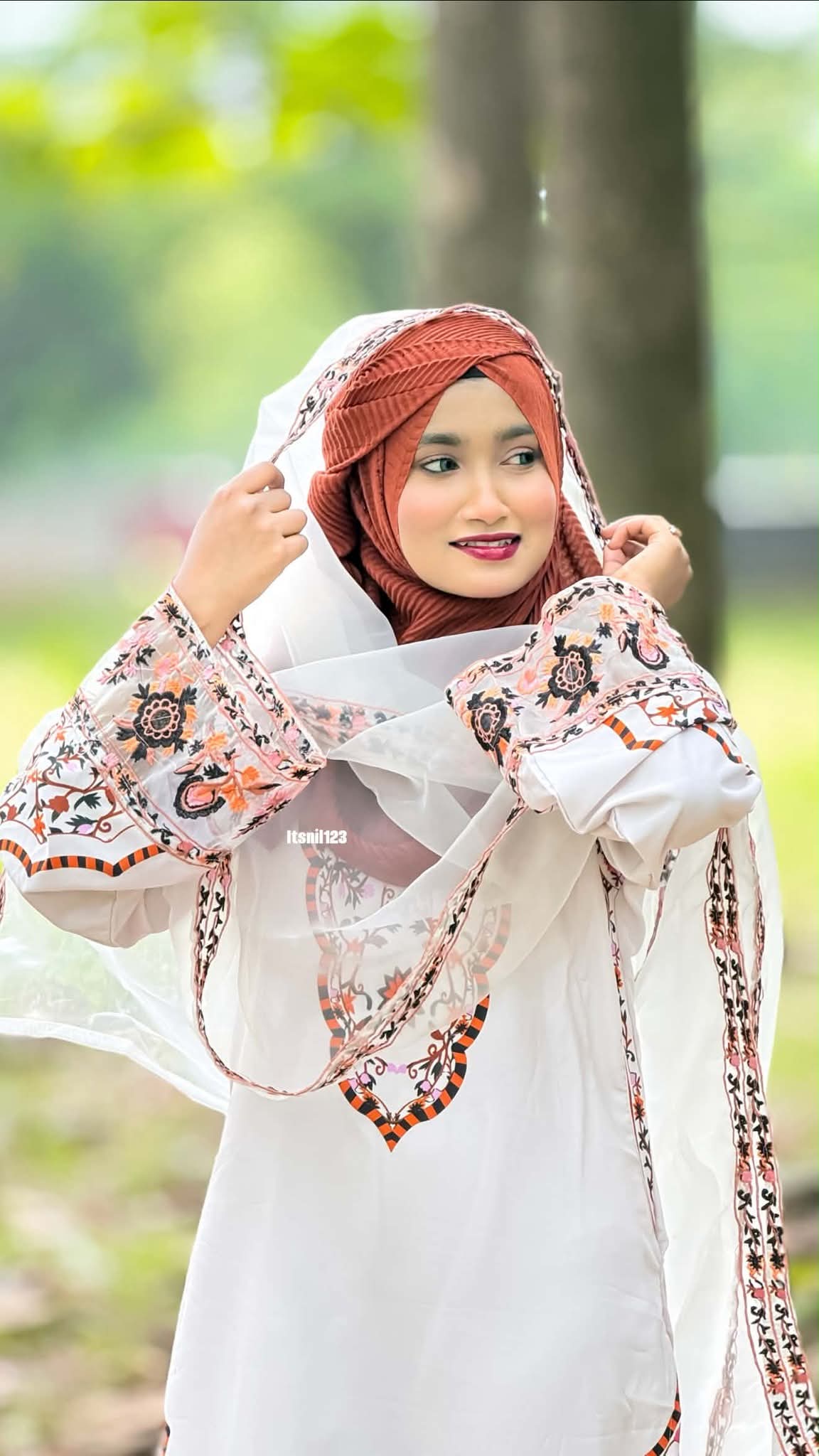 ডিজিটাল প্রিন্ট থ্রি-পিস, গলায় এমব্রয়ডারি ও অরগান্জা ওড়না
