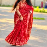 গাঢ় লাল ও সোনালি জরি ব্লক-প্রিন্ট কটন শাড়ি