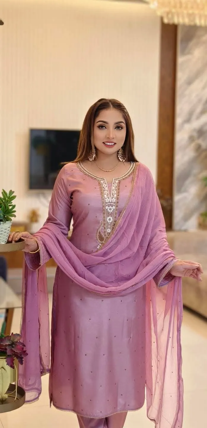 এমব্রয়ডারি করা টপেটো সিল্ক থ্রি পিস, লেস শিফন ওড়না, 6 রং