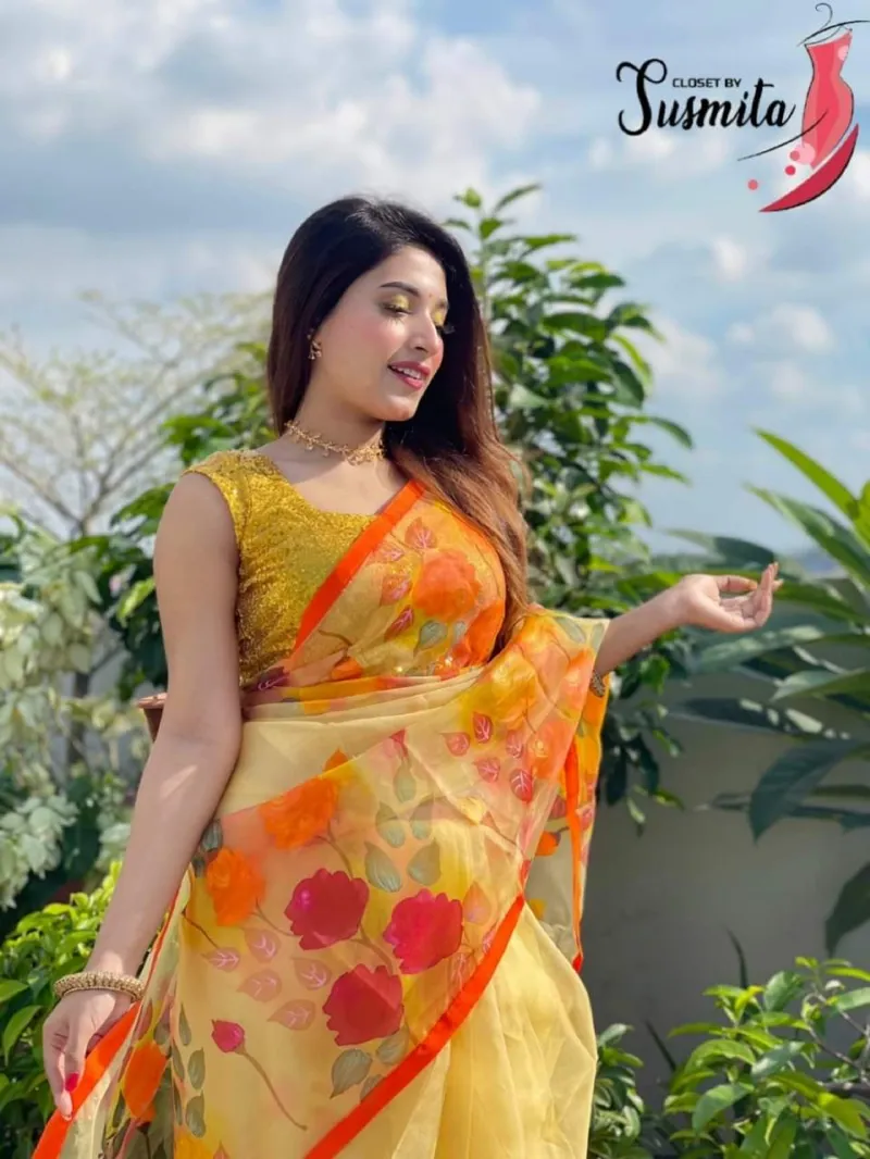 মহিলাদের হাতে ব্রাশ পেইন্ট করা হাফ সিল্ক শাড়ি