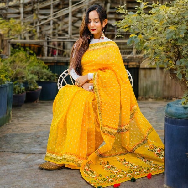 Yellow কাপল আউটফিট