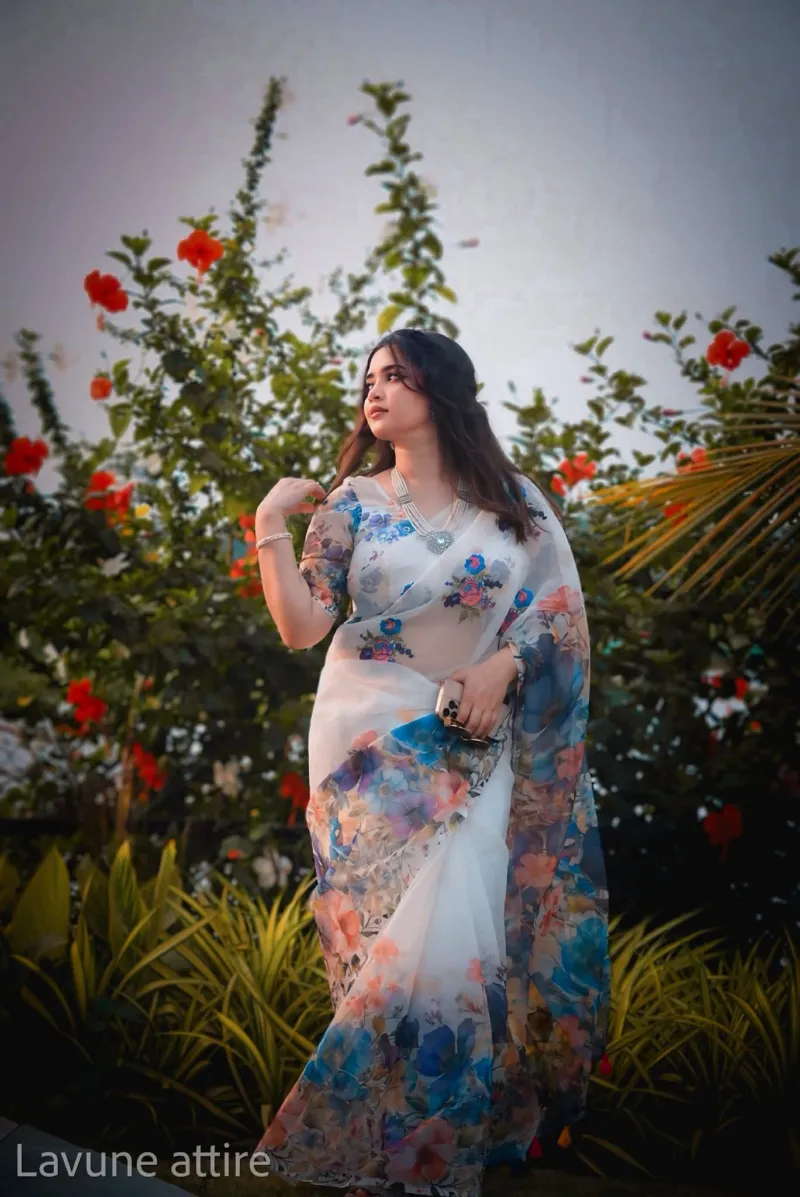 ব্লাউজ পিসসহ চান্দেরি সিল্ক ফ্লোরাল প্রিন্ট শাড়ি, 5 রং