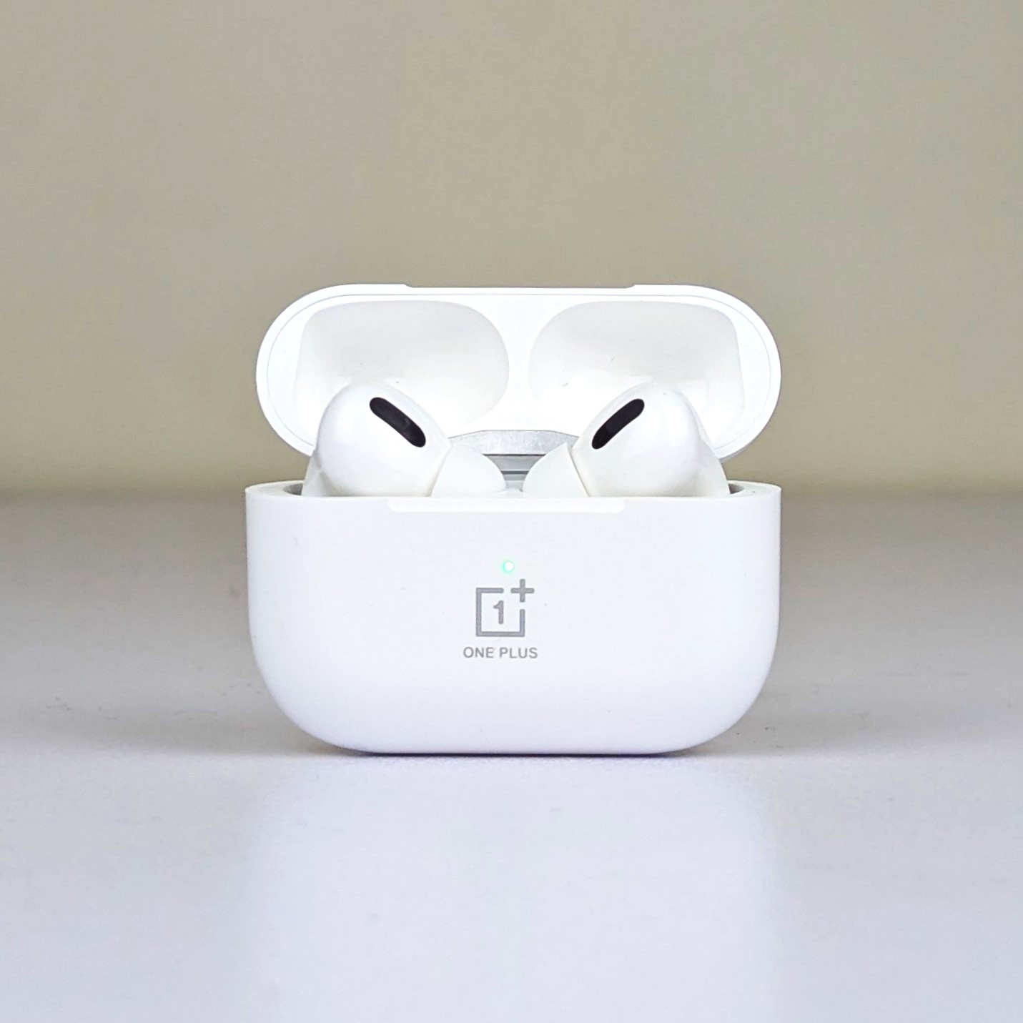 OnePlus AirRO3 ট্রু ওয়্যারলেস ব্লুটুথ ইয়ারবাডস – নয়েজ রিডাকশন, 360mAh ব্যাটারি (সাদা)
