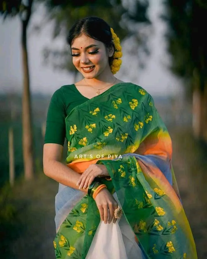 মহিলাদের হাফ সিল্ক হ্যান্ড পেইন্ট শাড়ি, 6টি রঙের অপশন