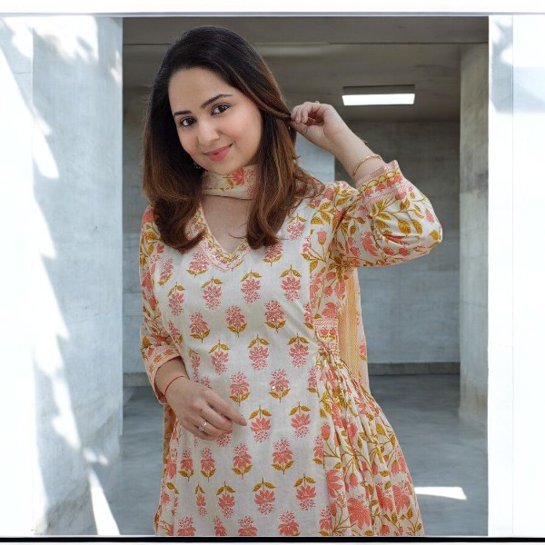 কারচুপি থ্রি পিস, গলায় এমব্রয়ডারি করা