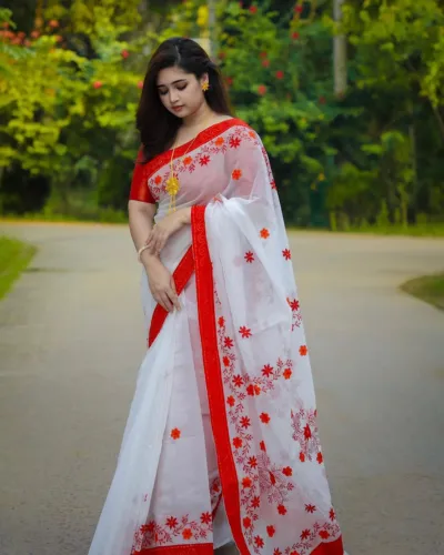 স্ক্রিন প্রিন্ট হাফ সিল্ক শাড়ি, ট্যাসেল আঁচল