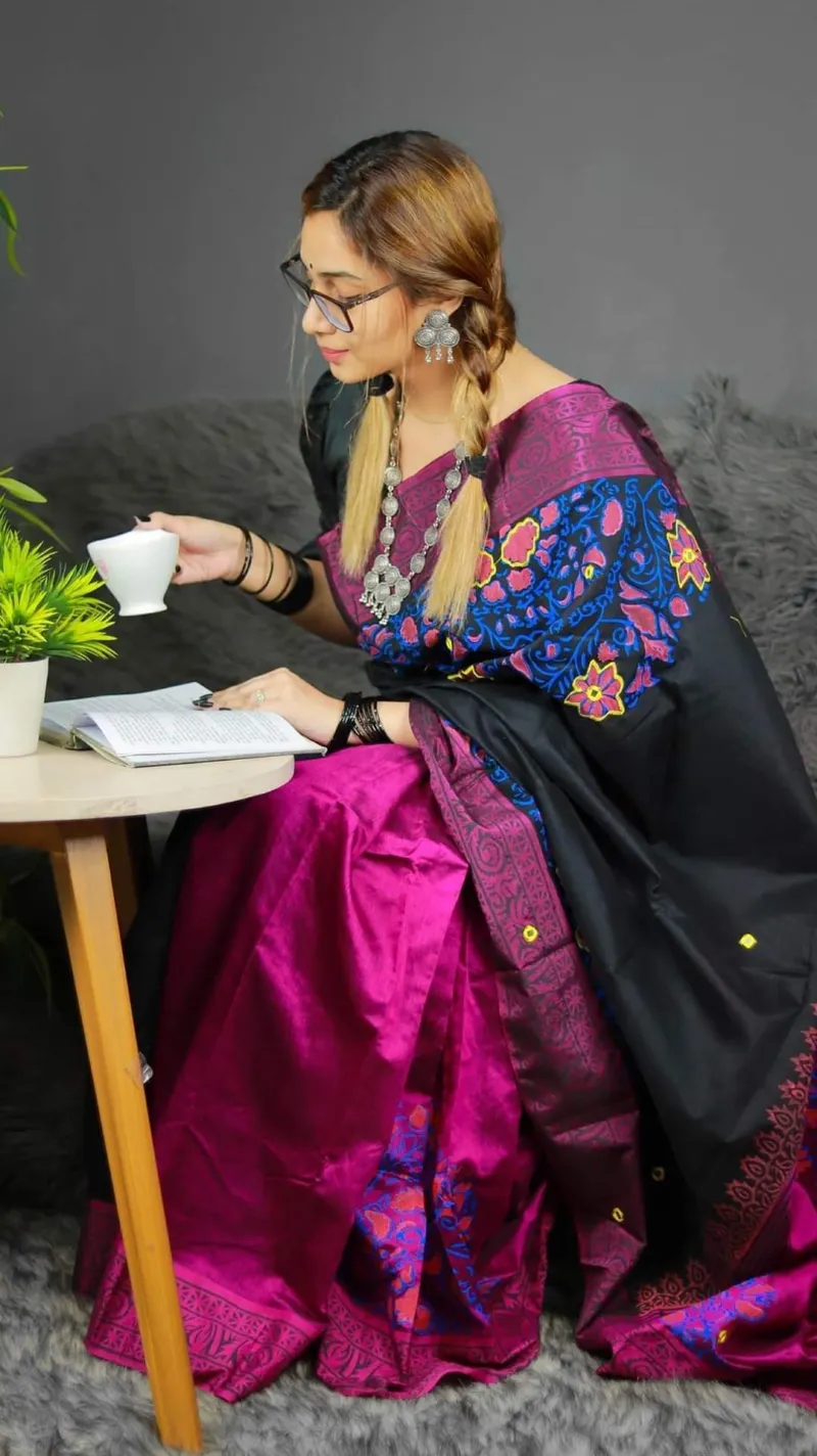 মহিলাদের হ্যান্ড প্রিন্ট হাফ সিল্ক শাড়ি, 12 হাত লম্বা