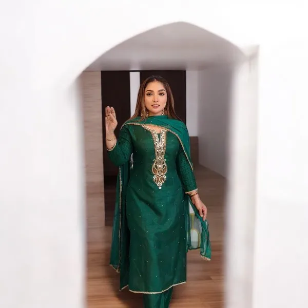 টাপেটা সিল্ক থ্রি পিস আউটফিট