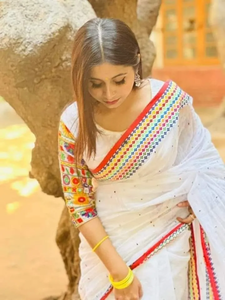 হাফ সিল্ক চুমকি ওয়ার্ক শাড়ি, 12 হাত, ব্লাউজ ছাড়া