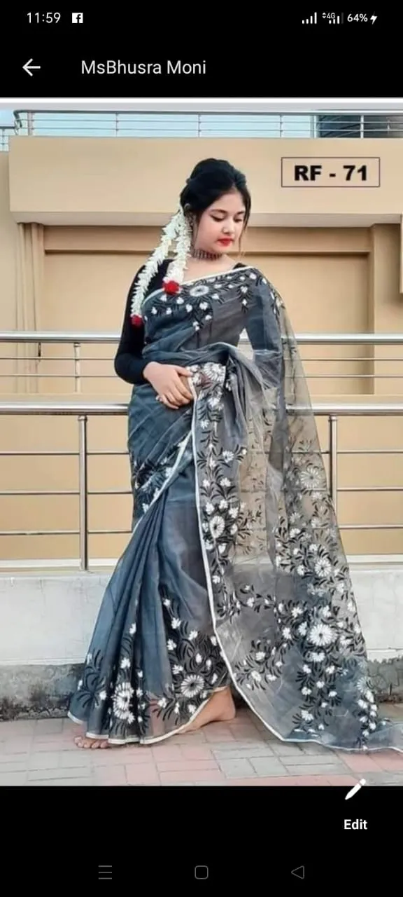 মহিলাদের হাতে ব্রাশ পেইন্ট করা হাফ সিল্ক শাড়ি