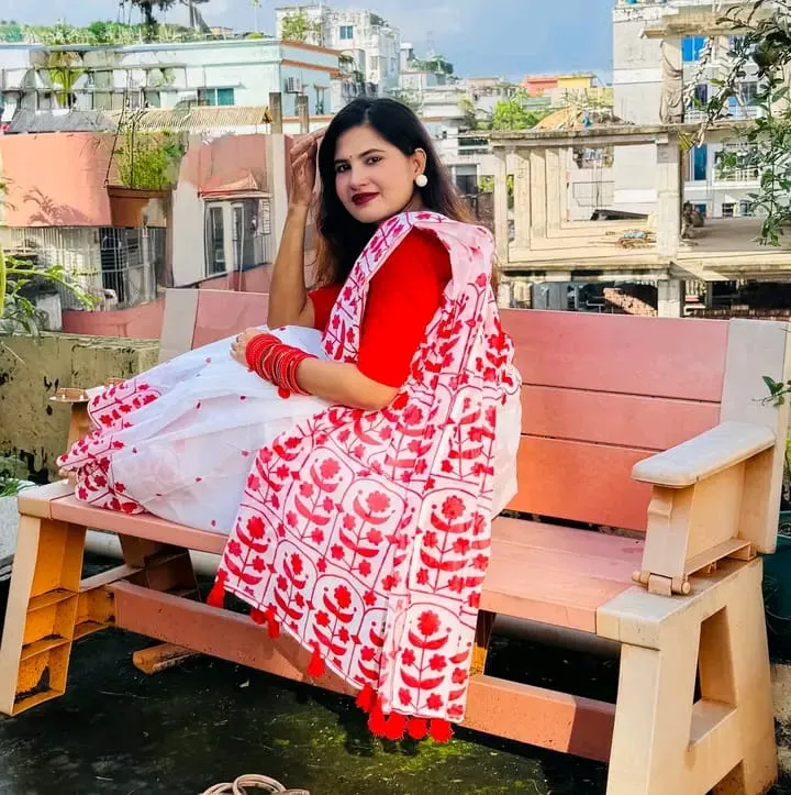 মেয়েদের হাফ সিল্ক ব্লক প্রিন্ট শাড়ি, 12 হাত, 4 রং