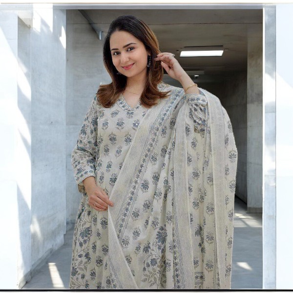 কারচুপি থ্রি পিস, গলায় এমব্রয়ডারি করা