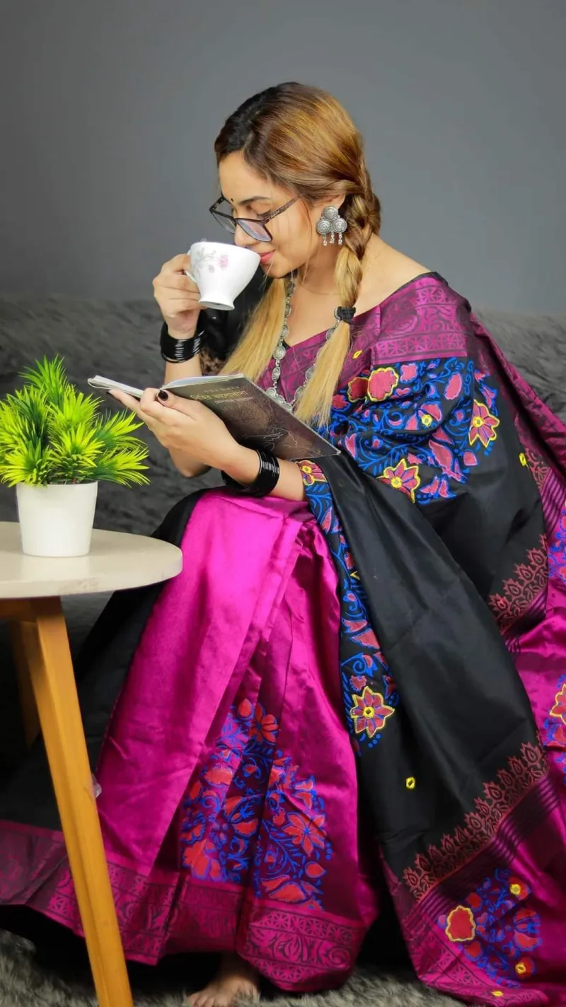 মহিলাদের হ্যান্ড প্রিন্ট হাফ সিল্ক শাড়ি, 12 হাত লম্বা