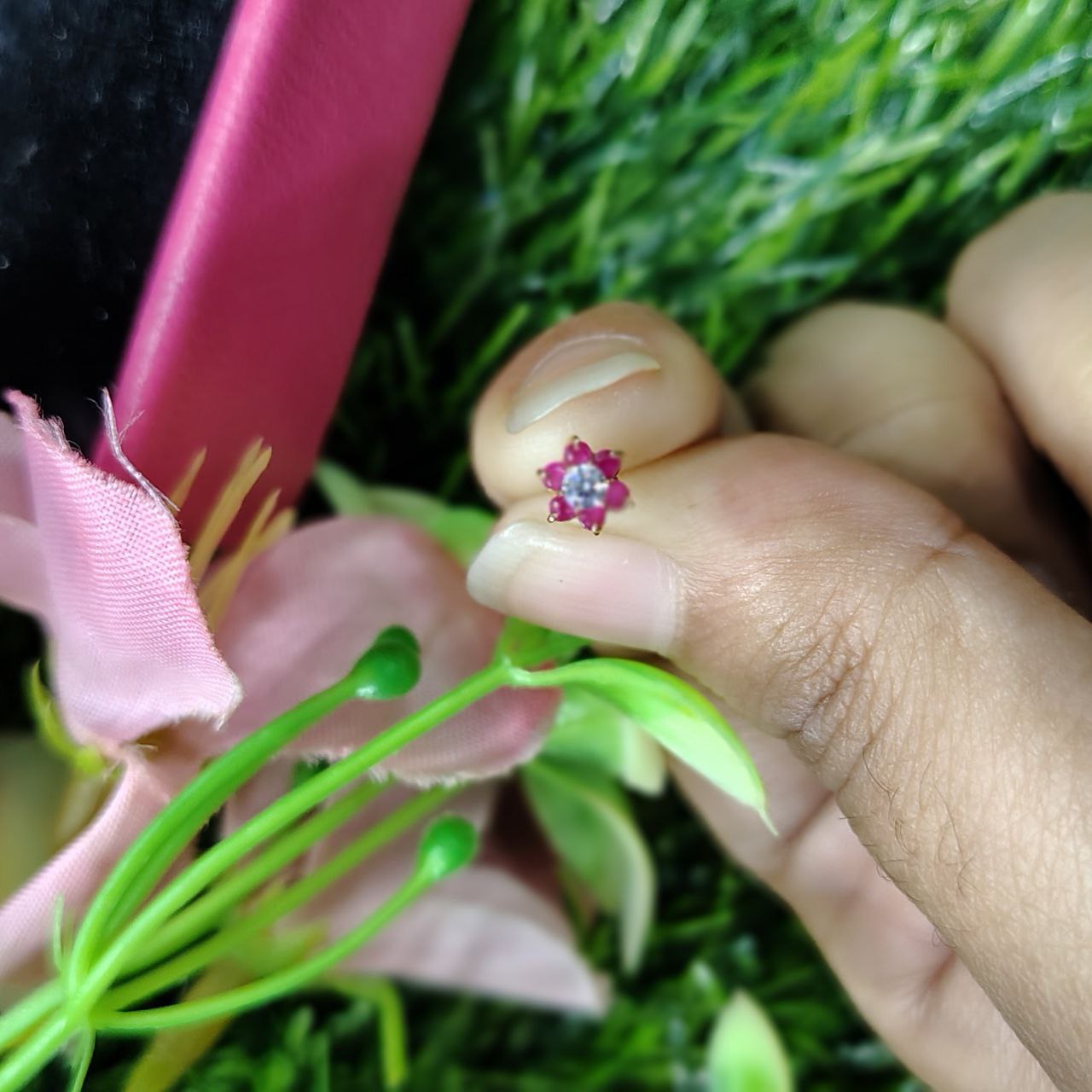 ট্র্যাডিশনাল গোল্ড সেভেন স্টোন ময়সানাইট নাকফুল 7mm, গিফট বক্সে