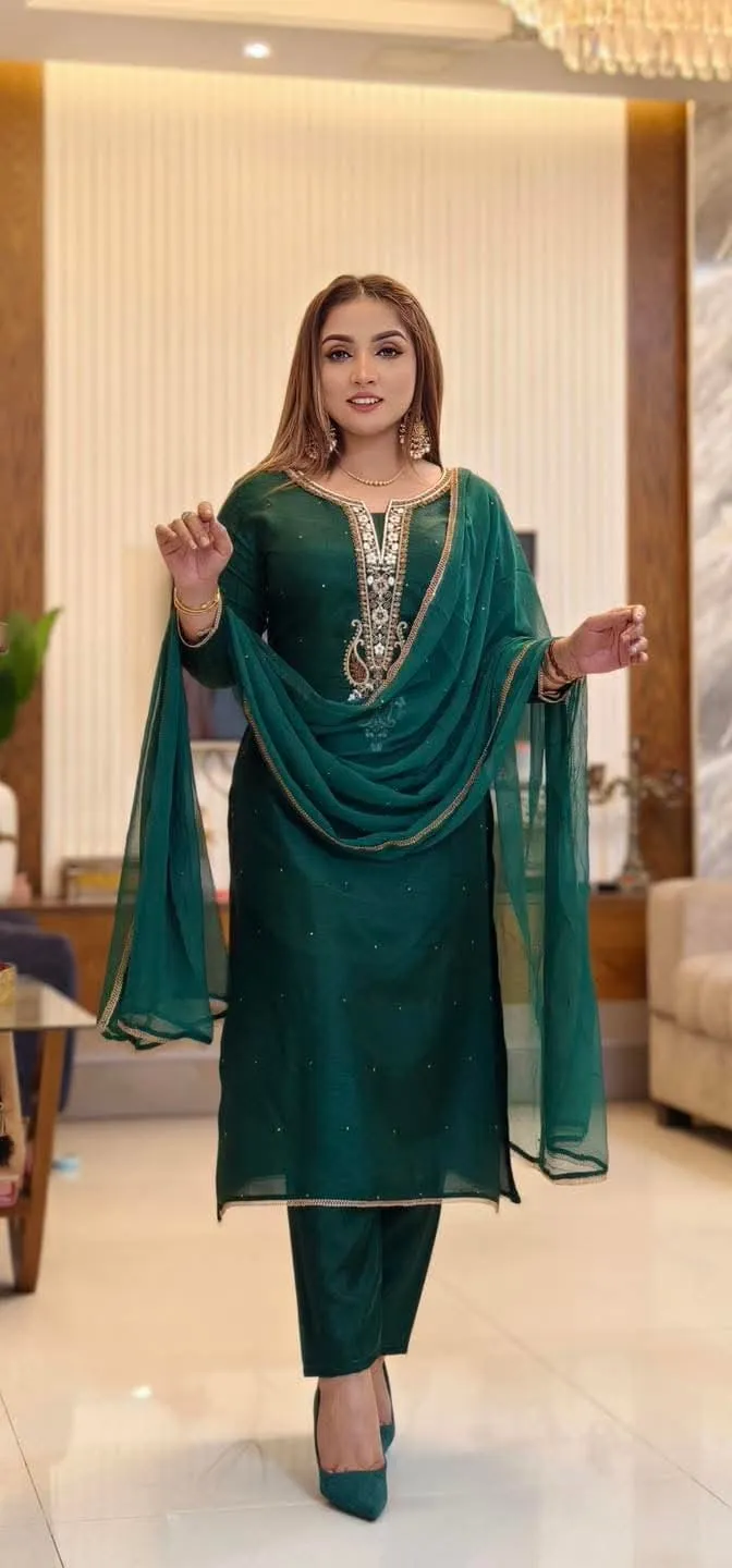 এমব্রয়ডারি করা টপেটো সিল্ক থ্রি পিস, লেস শিফন ওড়না, 6 রং