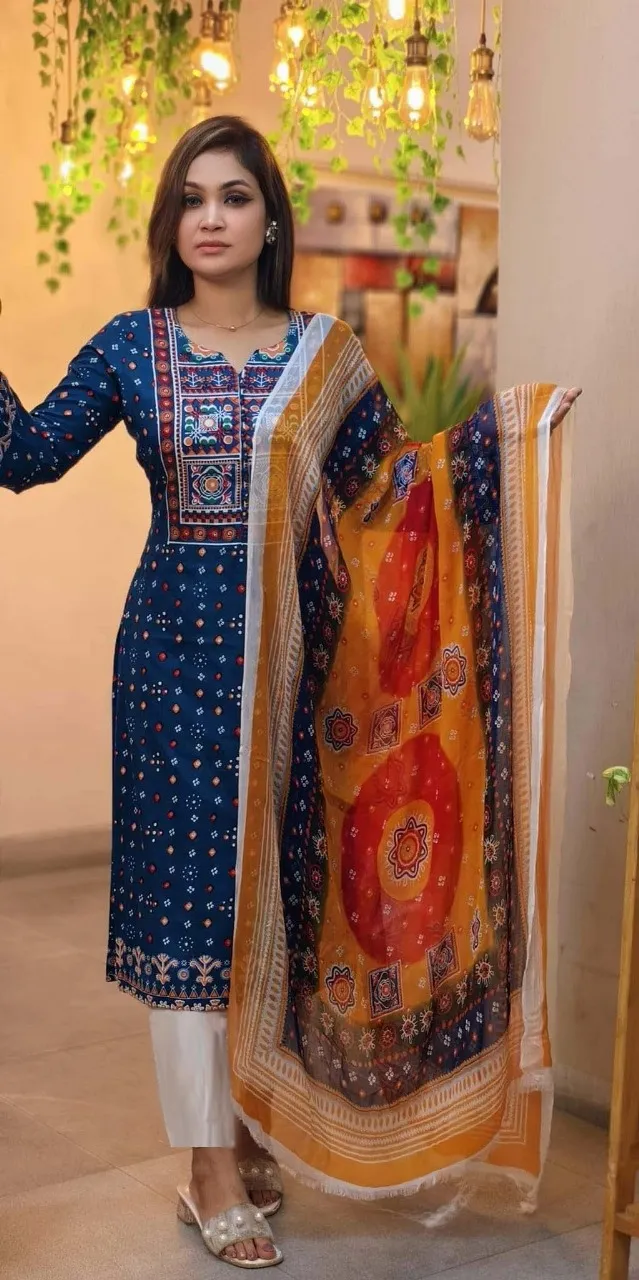 লিনেন থ্রি পিস, স্ক্রিন প্রিন্ট ও স্টোন ওয়ার্ক, 40 থেকে 44 সাইজ