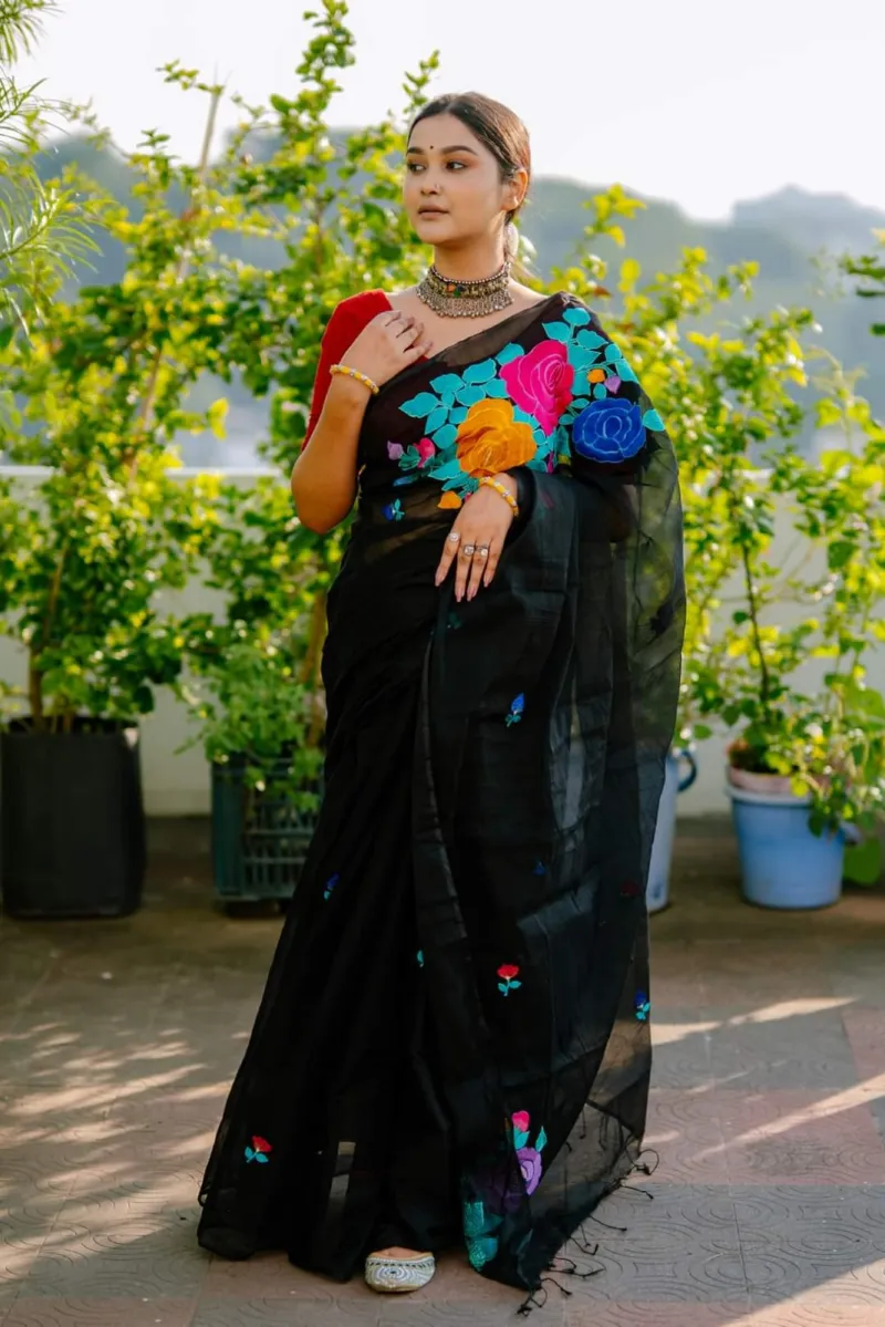 এমব্রয়ডারি কাজের হাফ সিল্ক শাড়ি, 12 হাত, ব্লাউজ ছাড়া