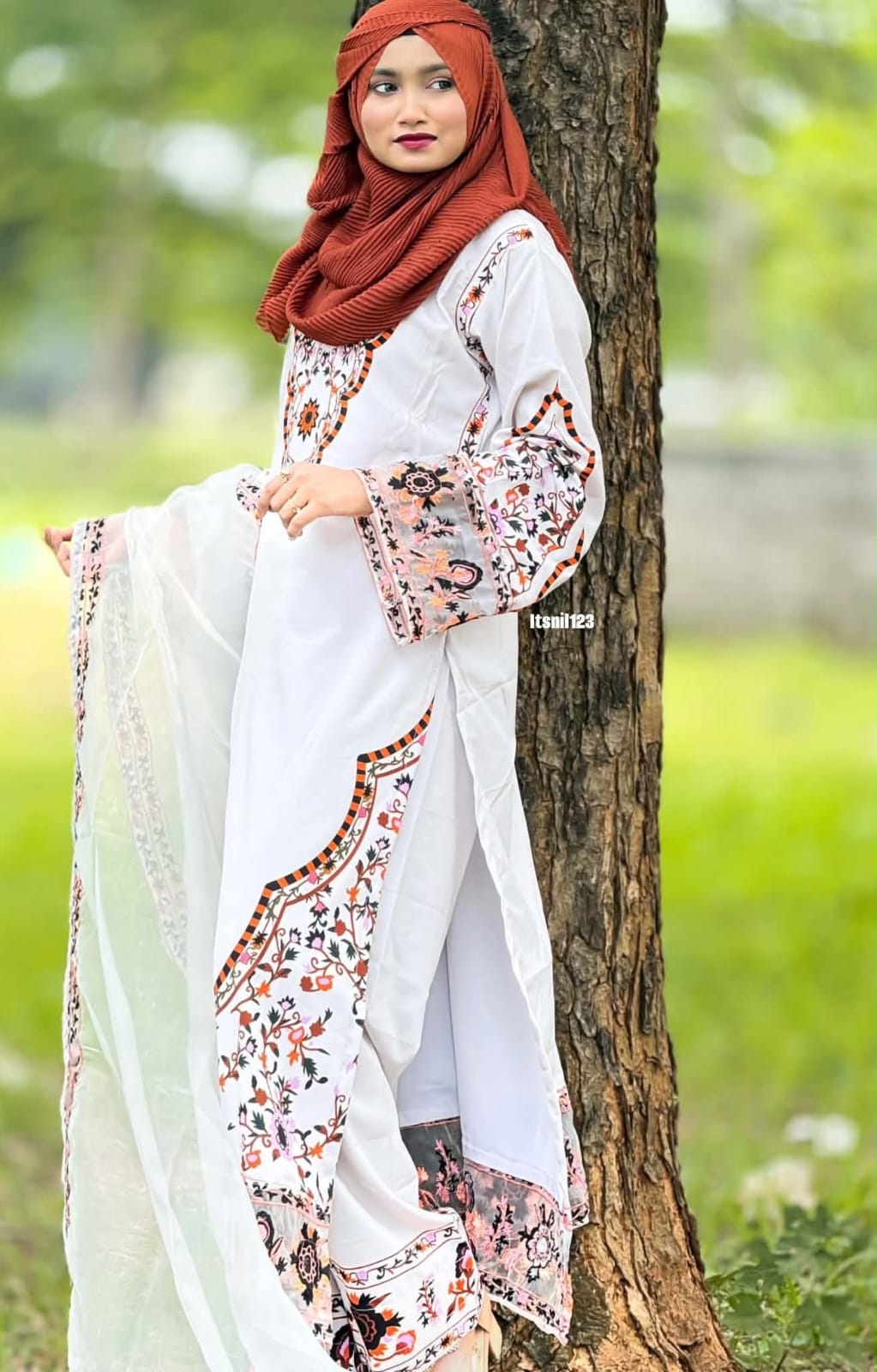 ডিজিটাল প্রিন্ট থ্রি-পিস, গলায় এমব্রয়ডারি ও অরগান্জা ওড়না