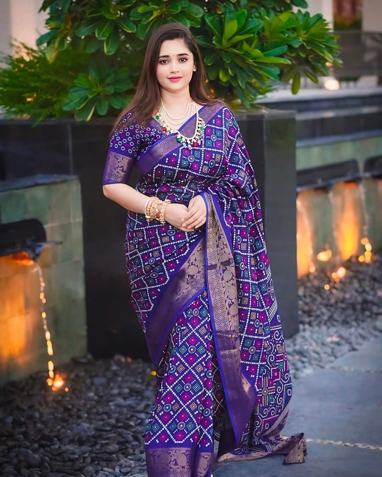 হাফ সিল্ক চুনরি প্রিন্ট শাড়ি, ব্লাউজ পিস সহ, 5 রং