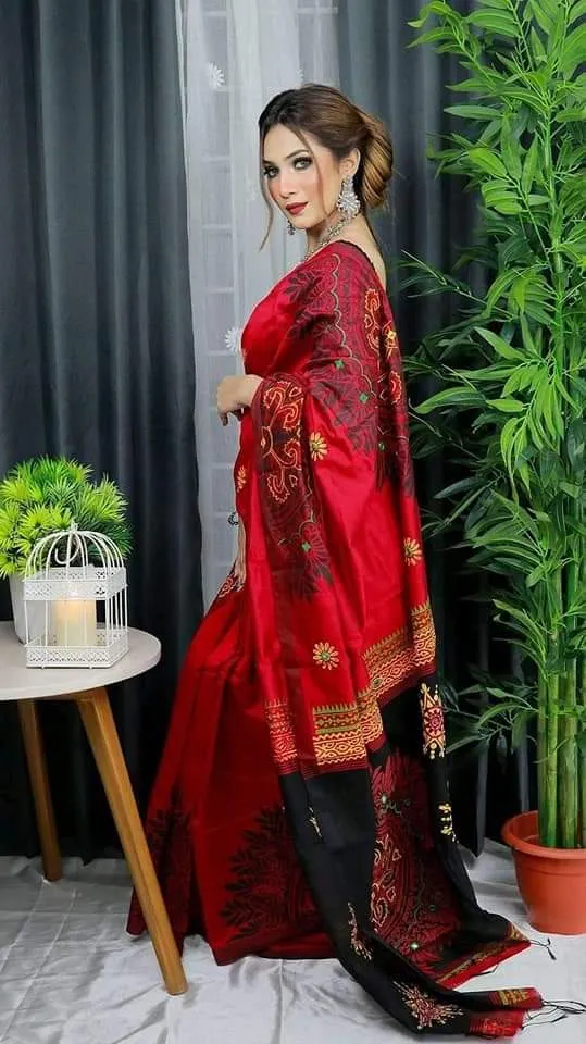 মহিলাদের হ্যান্ড প্রিন্ট হাফ সিল্ক শাড়ি, 12 হাত লম্বা