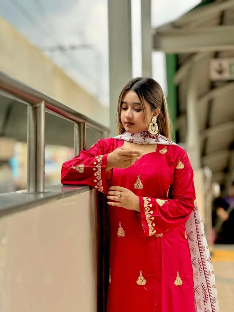 মেয়েদের ঝুমকা এমব্রয়ডারি AC কটন থ্রি পিস, প্রিন্টেড ওড়না